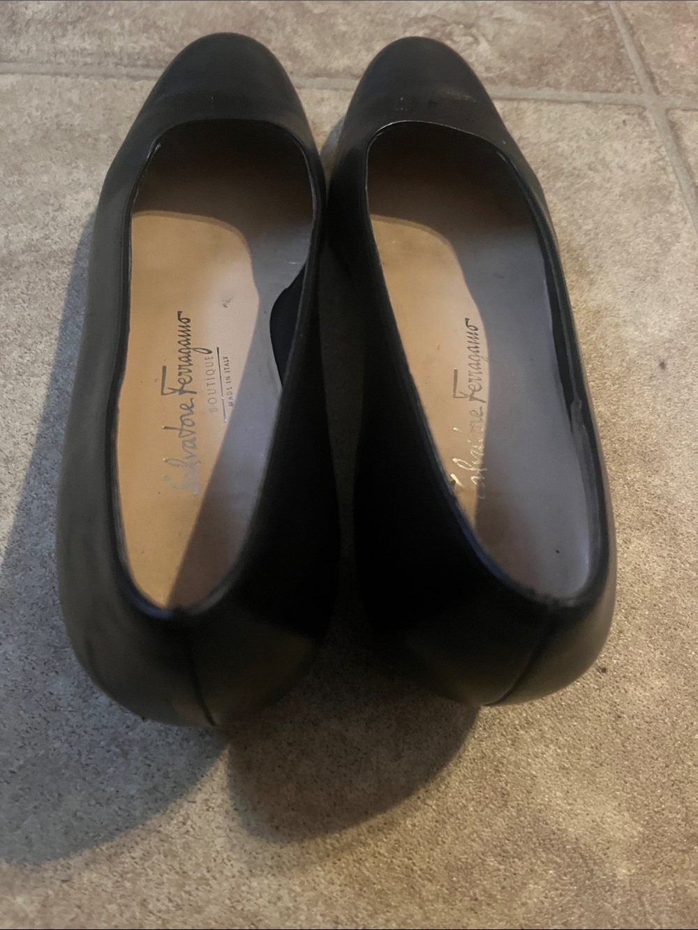 Salvatore Ferragamo Classic Black Leather Round-Toe Pumps Minimalist Luxury 7.5A - Picture 3 of 8